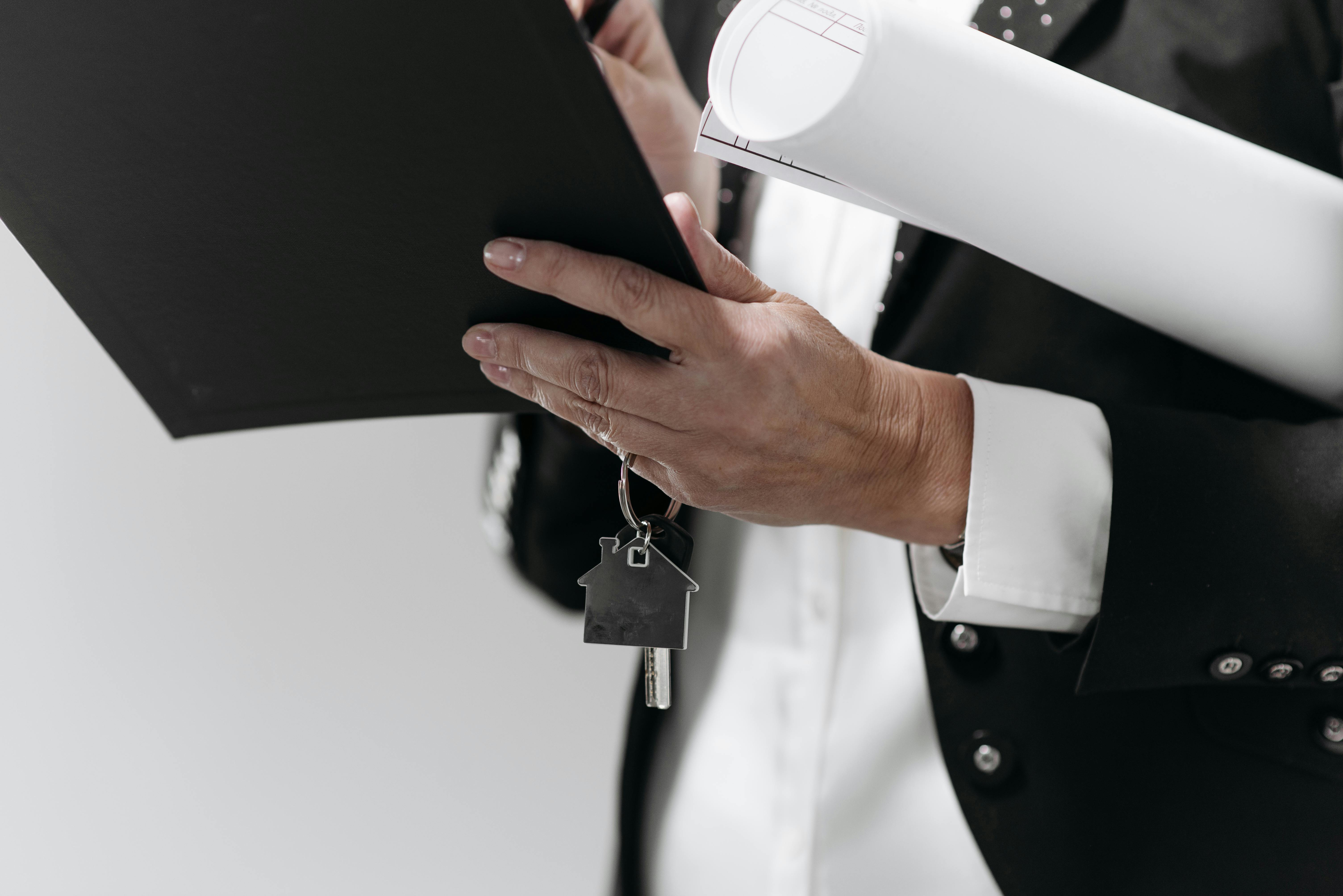 House keys on a contract clipboard